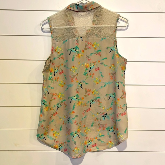 Maurice’s sleeveless button down - Picture 5 of 7